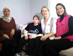 İzmir’de 12 yaşındaki Tuana Ülker’e beyin sapı tümörü teşhisi konuldu