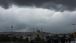 Meteoroloji 12 İlde Kuvvetli Sağanak Uyarısı Yaptı! 2026